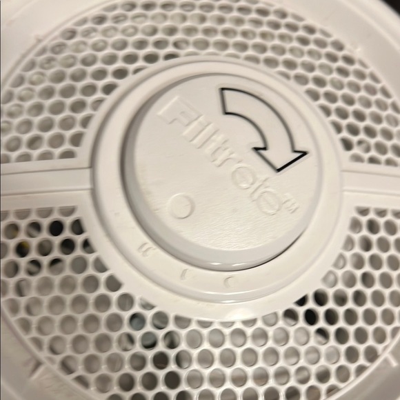 White Curved Air Purifier with Vertical Accent - Picture 3 of 5